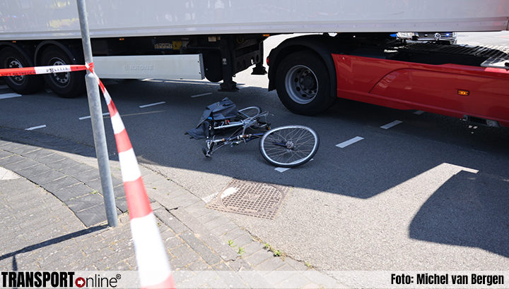 Fietsster geschept door vrachtwagen in Haarlem [+foto]