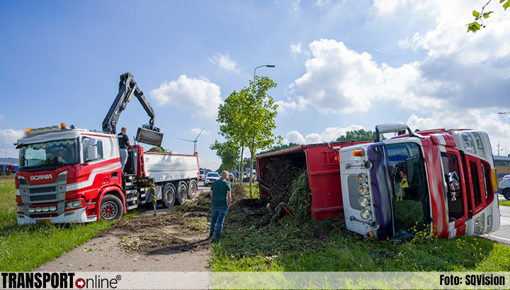 Vrachtwagen gekanteld in Moerdijk [+foto].