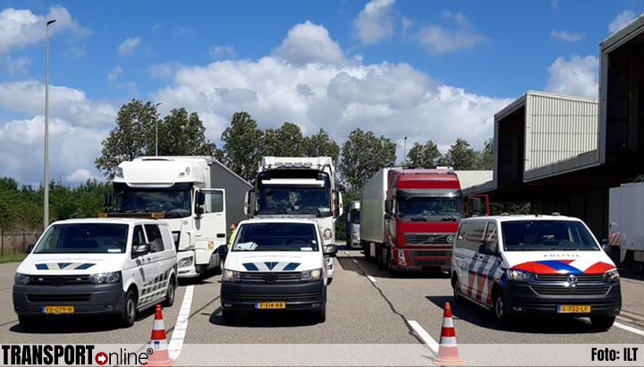 Europese handhavers wegtransport kijken met ILT mee tijdens transportcontrole in Zwolle