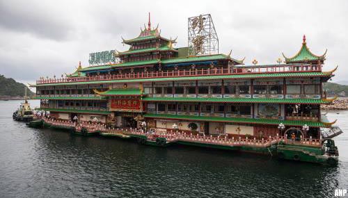 Beroemd drijvend Jumbo Floating Restaurant tijdens transport op zee gezonken