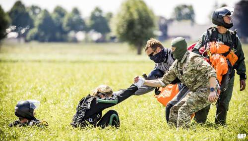 Koningin Máxima maakt parachutesprong: 'heel erg spannend'