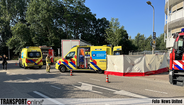 Fietser met spoed naar ziekenhuis na aanrijding met vrachtwagen in Deventer.