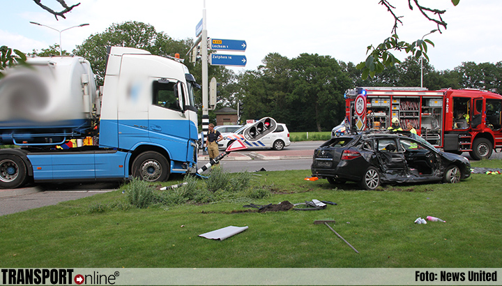 Twee gewonden bij aanrijding auto en vrachtwagen op N332 [+foto].