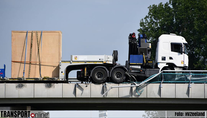 Vrachtwagen hangt over rand viaduct N62 Westdorpe [+foto]