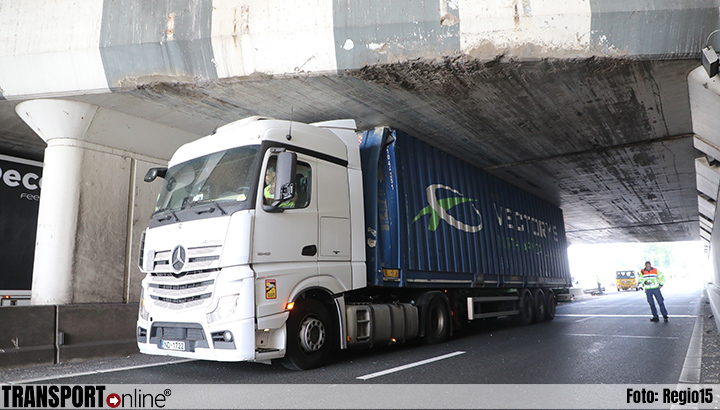 Vrachtwagen rijdt zich vast onder Ringvaart-Aquaduct [+foto's]