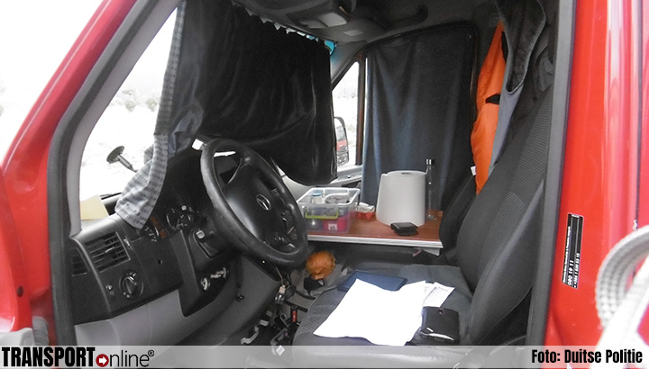 Chauffeur ligt bij meer dan 40 graden in BE-Combi te slapen, boete voor werkgever [+foto]