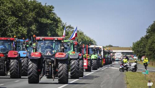 Tientallen tractoren rijden op A28 van Hoogeveen richting Assen [+video]