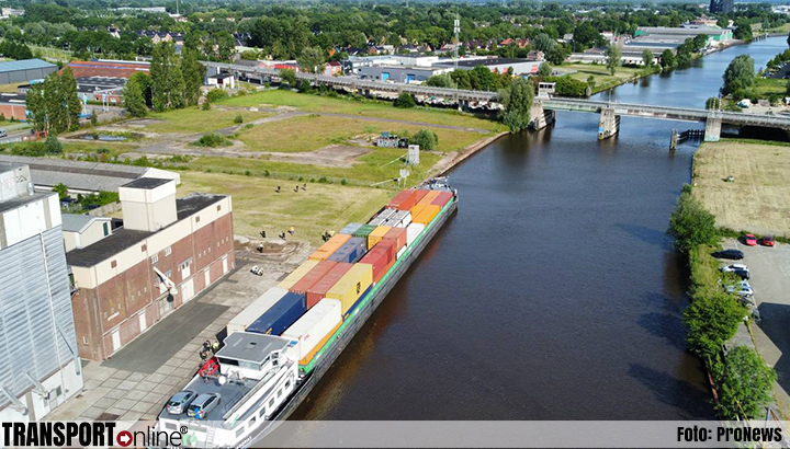 Containerschip ramt Oosterhamrikbrug in Groningen [+foto's]