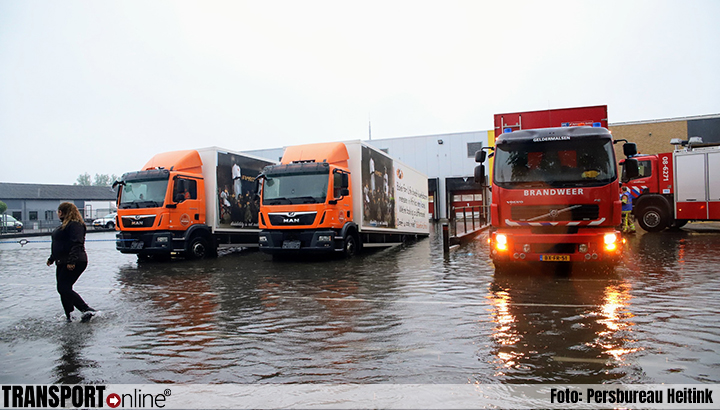 Vrachtwagens afgesleept na flinke wateroverlast in Geldermalsen [+foto's]