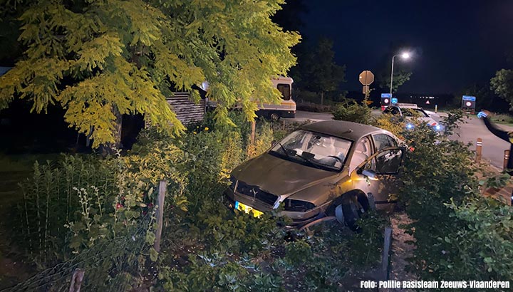 Dronken automobilist 'parkeert' auto in tuin in Vogelwaarde