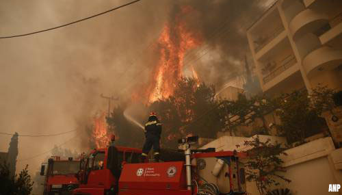 Natuurbrand ten zuiden van Athene jaagt mensen huis uit