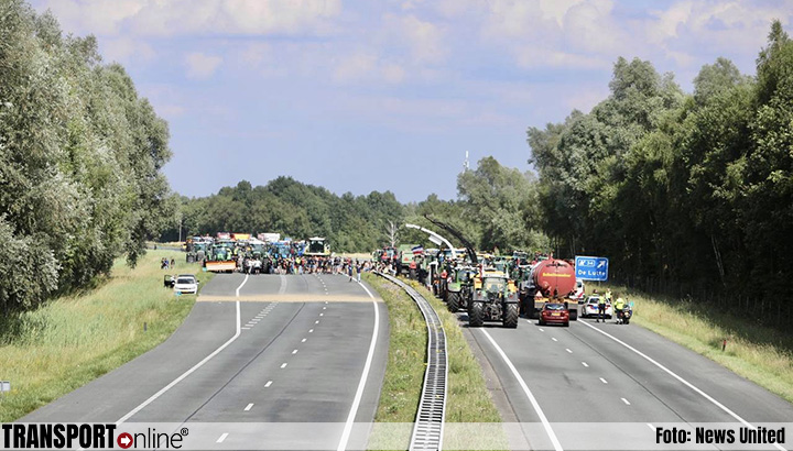 A1 bij Duitse grens volledig afgesloten door blokkade boeren [+foto's]