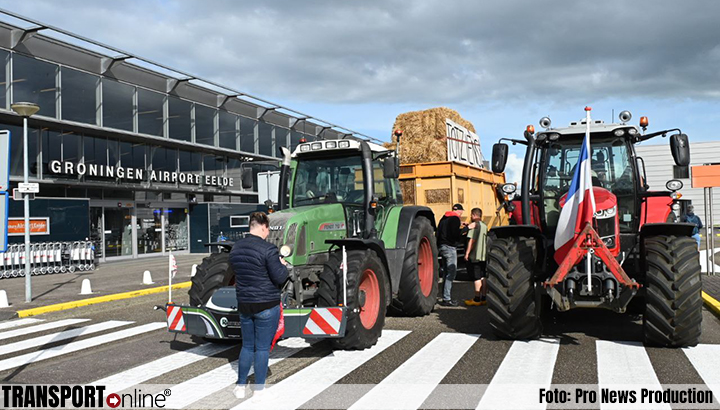 Boeren protesteren bij vliegveld Groningen Airport Eelde [+foto]