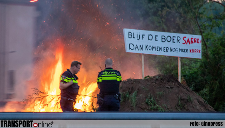 Opnieuw boerendemonstraties bij snelwegen, hooibalen in brand [+foto]