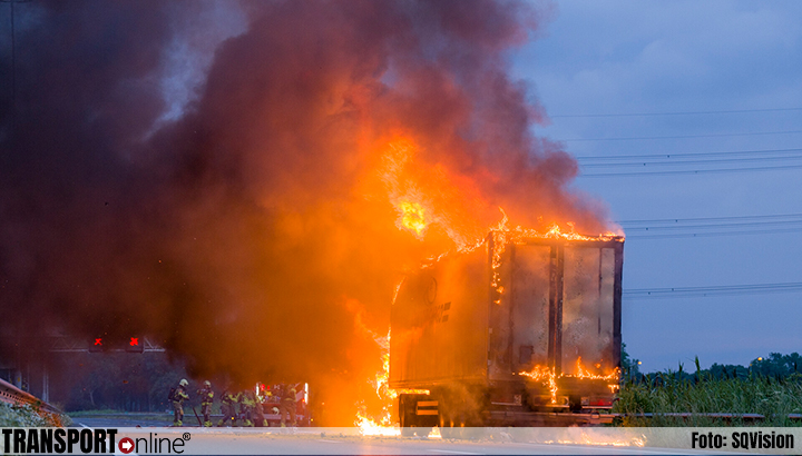 Vrachtwagen in brand gevlogen op A27 [+foto]