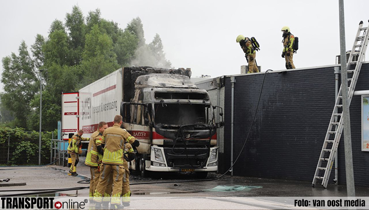Vrachtwagen in brand in IJsselmuiden [+foto's&video]
