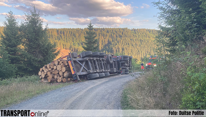 Vrachtwagenchauffeur van houttransport onder invloed uit de bocht gevlogen [+foto]