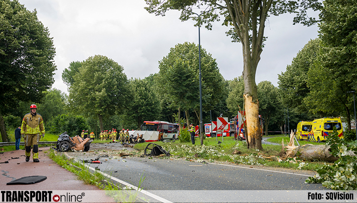 Ernstige aanrijding lijnbus en auto in Oosterhout [+foto].