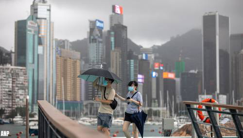Schip bij Hongkong breekt in tweeën, 27 crewleden vermist [+video]