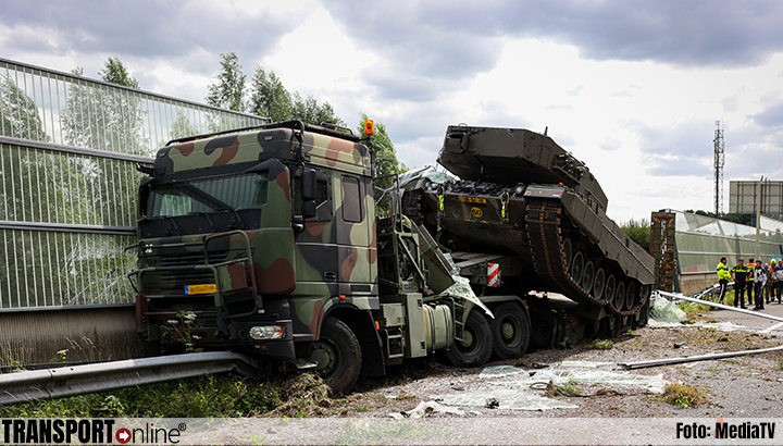 Vrachtwagen van defensie botst op vangrail en geluidswal langs A12 [+foto's]