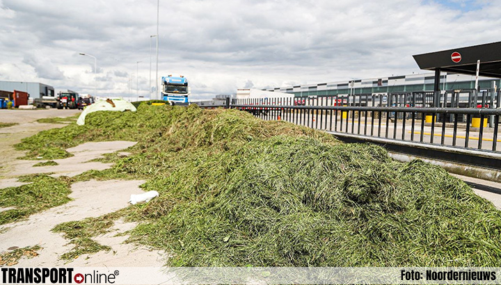 Boeren blokkeren distributiecentrum Lidl in Heerenveen met gras en zand voor in- en uitgangen [+foto's]