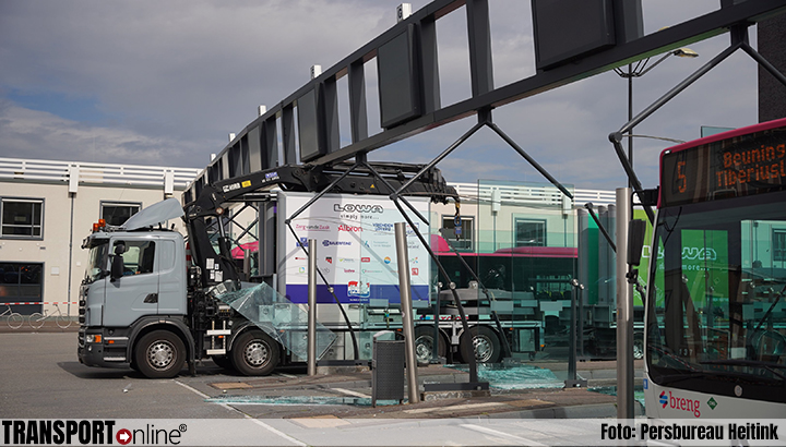 Busstation Nijmegen Centraal afgesloten nadat vrachtwagen constructie ramt [+foto]
