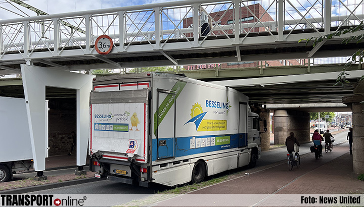 Vrachtwagen met zonnepanelen vast onder spoorviaduct [+foto]
