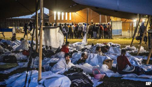 Tegen de 300 asielzoekers sliepen in Ter Apel buiten