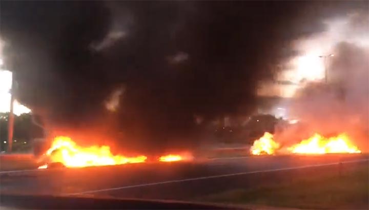 Hooibalen en autobanden in brand op A50 bij Apeldoorn [+video]