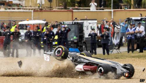 Formule 1-coureur Zhou Guanyu ongedeerd na horrorcrash op Silverstone [+video]