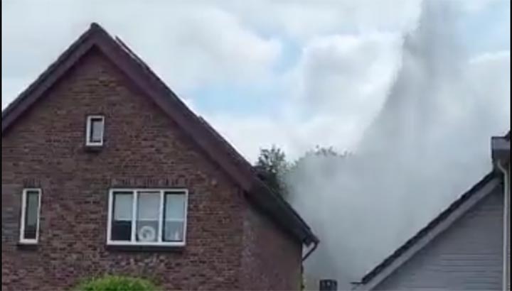 Lek in leiding Heerlen: water spuit boven huizen uit [+video]