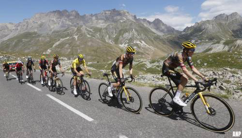 Steven Kruijswijk verlaat Tour de France per brancard na val