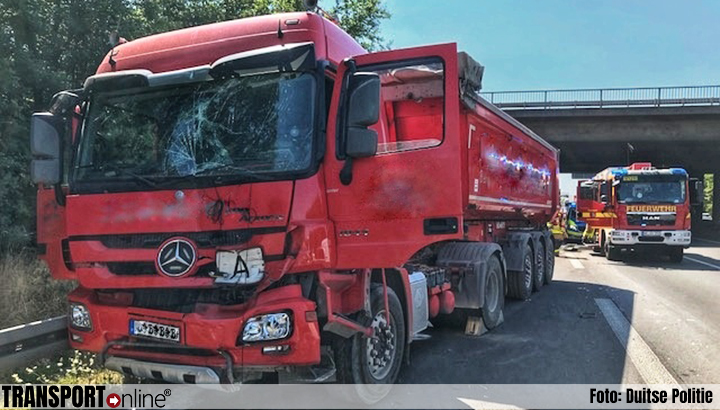 Vrachtwagen botst achterop Nederlandse vrachtwagen op Duitse A46 [+foto]