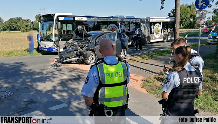Veel kinderen gewond bij aanrijding auto en bus in Duitsland [+foto]