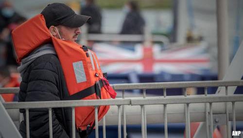 Recordaantal migranten steekt Kanaal naar Groot-Brittannië over