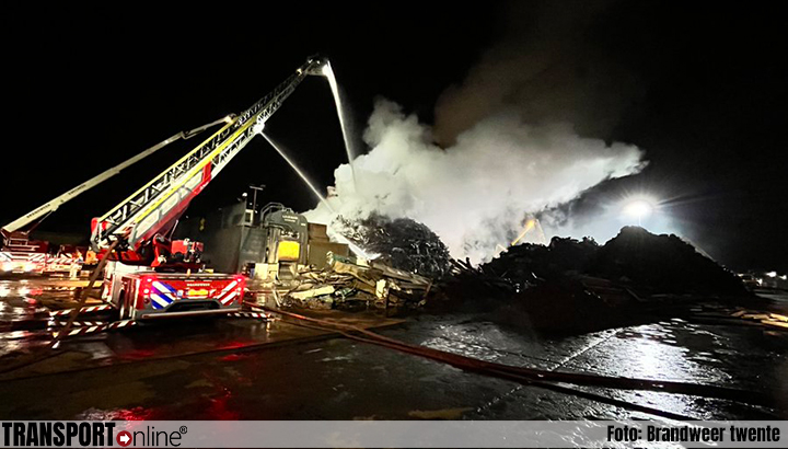Grote brand bij metaalverwerker in Hengelo onder controle [+foto's]