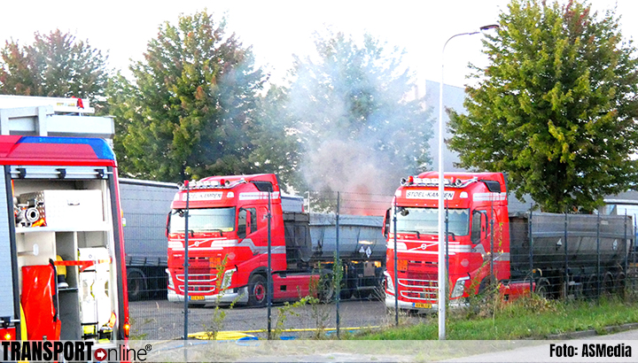 Lading in trailer in de brand bij transportbedrijf in Kampen [+foto's]