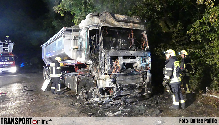 Vrachtwagen volledig uitgebrand na twee keer brand in n nacht [+foto]