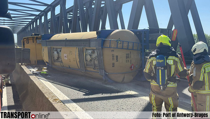 Vrachtwagen gekanteld op Belgische Noordlandbrug