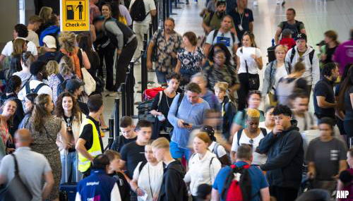 Schiphol hoopt op schrappen maximum aantal reizigers na oktober