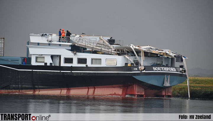 Vrachtschip vaart stuurhut kapot bij Rilland [+foto's&video]