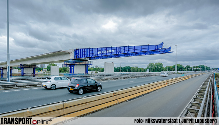 Viaduct A16 Rotterdam schuift door de lucht over rijdend verkeer A20 heen