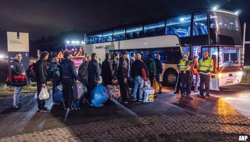 Asielzoekers Ter Apel gaan met bussen naar elders voor onderdak