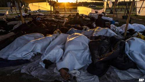 Voor tweede nacht op rij sliepen 700 mensen buiten in Ter Apel