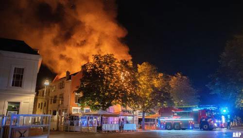 Grote brand in centrum Deventer onder controle, twee gewonden