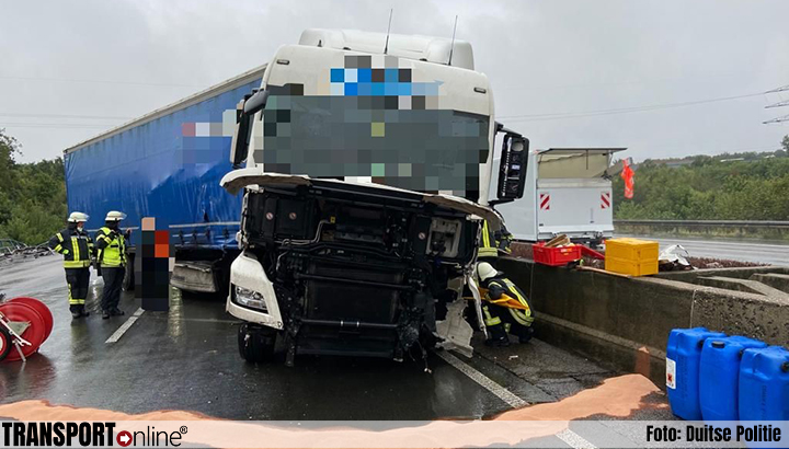 Vrachtwagen ramt brugreling en vangrail op Duitse A3 [+foto's]