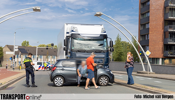Auto tientallen meters vooruitgeschoven door vrachtwagen in Haarlem [+foto]
