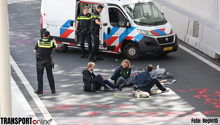 Actievoerders lijmen zich vast op A12, rijbaan richting Zoetermeer afgesloten [+foto]