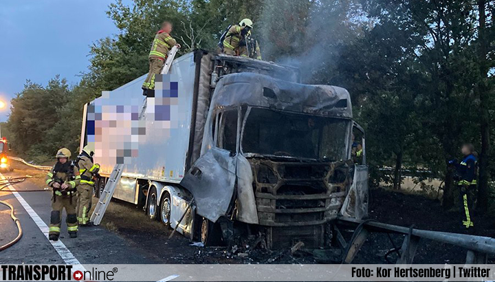 Vrachtwagen brandt uit op A28 [+foto's]