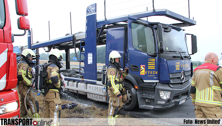 Cabine vrachtwagen vliegt in brand tijdens rijden op A1 [+foto]